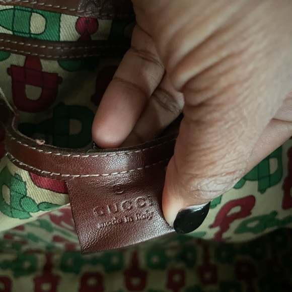 Gucci Shoulder Bag! - Picture 3 of 8